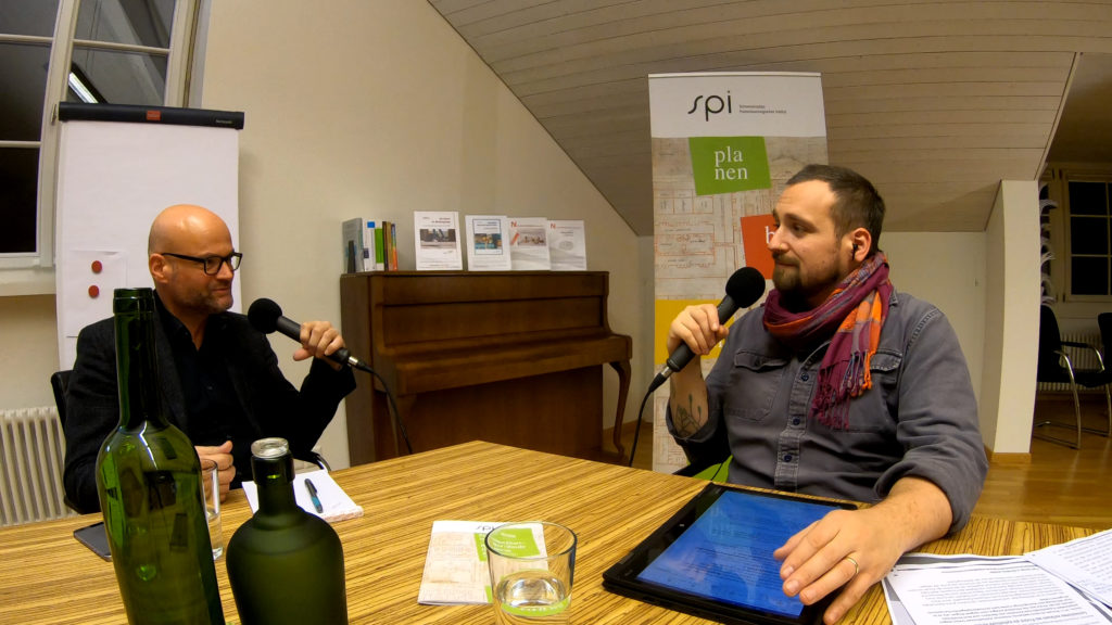 Gespräch mit Arnd Bünker am Tisch, beide mit Mikrofon